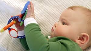 Das kann ein baby allerdings erst ab dem 5. Baby Das Greifen Fordern Und Lernen Mit Diesen Tipps Focus De