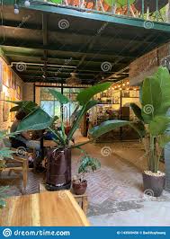 La decoración de una cafetería al estilo steampunk con elementos industriales, cuero, metales, cristal y mucho vapor. Decoracion Interior En Una Cafeteria En Hanoi Foto Editorial Imagen De Cafeteria Decoracion 143569456