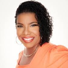 Lisa Casiano's Instagram, Twitter & Facebook