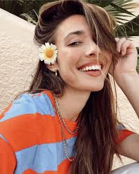 Ana Moya ficha en Zara el vestido que hace tipazo y resalta el moreno