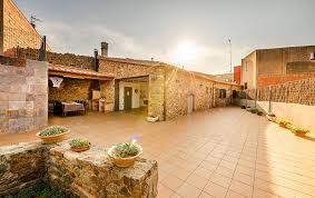 Consta de dos banys i un aseo, 5 dormitoris dos d. Casa En Alquiler A Solo 9 Km De La Playa Vilajuiga Girona Gerona Pirineo Catalan