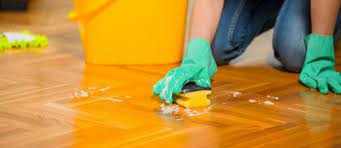 Sadece burada, sovyet döneminden beri bizim için bilinen aynı linolyum ve parkenin aksine, laminat, bize hâlâ yabancı olan bu yer döşemesine bakma konusunda hostesler arasında bazı endişeleri dile getiriyor. Parke Nasil Temizlenir Laminat Parkeler Nasil Temizlenir Pratik Bank