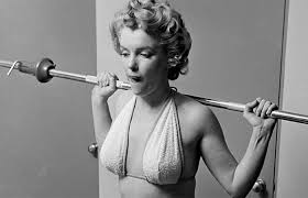 Marilyn monroe), урождённая но́рма джин мо́ртенсон (англ. Tak Kakoj Zhe Razmer Nosila Merilin Monro Bloger Alyson Na Sajte Spletnik Ru 3 Maya 2016 Spletnik