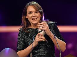 Da darf eine musikalische eröffnungsnummer. Preisverleihung Carolin Kebekus Gewinnt Deutschen Comedypreis Haz Hannoversche Allgemeine