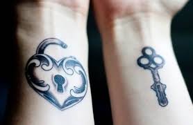 El Candado Es Un Simbolo Muy Romantico Un Estilo De Tatuaje Que Afianza Al Amor Sobre Todo Si Con Imagenes Tatuaje Llave Tatuajes Originales Mejores Tatuajes Para Parejas