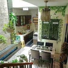 Ruang makan dan dapur didesain menghadap taman minimalis yang dibatasi penyekat pintu transparan dengan material kaca yang memberikan kesan elegan. Lingkar Warna 30 Ide Inspiratif Dapur Dan Ruang Makan Terbuka Menghadap Taman