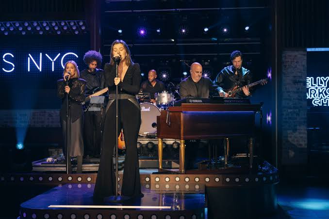 Kelly Clarkson Sings KPop Demon Hunters' "Golden" for Final Kellyoke