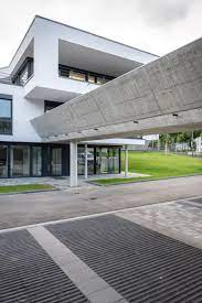 Burogebaude Mit Sichtbeton Brucke Burogebaude Gebaude Architektur