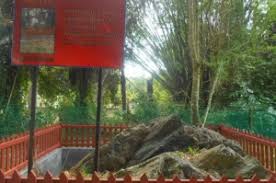 Apabila mereka sampai ke pinggir pantai, mak si tanggang melutut di atas pasir dan mengangkat tangan ke langit dan meminta yang maha esa menunjukkan kebenaran. Di Mana Dia Si Tanggang Anak Derhaka Yang Disumpah Jadi Batu Meremang