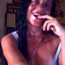 Parcial da enquete do UOL aponta eliminação de Vitória Strada no reality  #BBB25. Gostaram desse suposto resultado? Lembrando que a enquete do UOL  não tem caráter científico nenhum em relação à votação