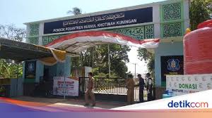 Saya menemukan banyak orang yang mempermasalahkan dan menyalahkan tulisan khusnul khatimah. Heboh Ponpes Pembawa Limbah Ini Kata Yayasan Husnul Khotimah Kuningan