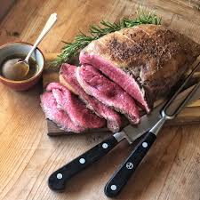 Come cucinare il roast beef in poco tempo, ma soprattutto come condirlo per avere uno dei piatti più semplici e gustosi da avere sempre pronto in casa. Roast Beef La Mia Ricetta Classica La Luna Sul Cucchiaio