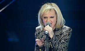 Amadeus, però, ha voluto stupire i suoi fedeli telespettatori e ha annunciato altri due cantanti. Sanremo 2020 Rita Pavone Come Un Mio Concerto Radio Number One