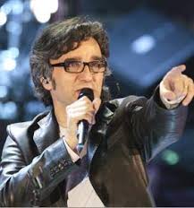 È stato il vincitore del festival di sanremo 2018 nella categoria nuove proposte con il brano il ballo delle incertezze, ed è arrivato secondo a sanremo 2019 con il brano i tuoi particolari Una Serata In San Rocco Gaetano Curreri Degli Stadio A Carpi Bologna 2000