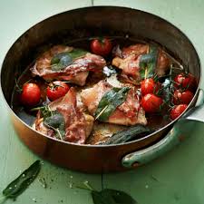 Saltimbocca Mit Tomaten Klassiker Der Italienischen Kuche Rohschinken Und Salbei Ans Schnitzel Pinnen Das Gebr Saltimbocca Rezept Rezepte Lebensmittel Essen