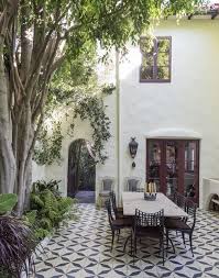 10 Ideas To Get The Groovy L A Look From A Top Garden Designer Gardenista Luxury Garden Patio Design Outdoor Decor