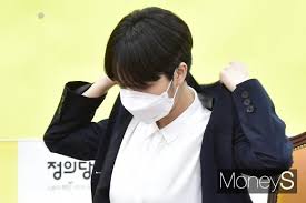 류호정 의원의 복장에 대해 국회의 품위를 떨어뜨렸다 vs 뭘 입던 무슨 상관이냐며. ë¨¸ë‹ˆsí¬í†  ë³¸íšŒì˜ ë³µìž¥ ë…¼ëž€ ì† ì˜ì´ ì°¸ì„í•œ ë¥˜í˜¸ì • ë¨¸ë‹ˆs