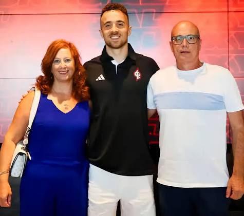Familiares del jugador del Liverpool, Diogo Jota, y su hermano se reúnen para el velatorio tras el fatal accidente.