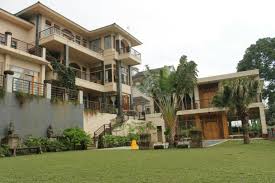 Di sini bisa menampung sebanyak 10 orang dengan estimasi penambahan extrabed. Villa Istana Bunga Villa Kampung Daun Trinity Lembang