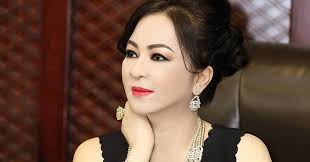 Bà Nguyễn Phương Hằng ủng hộ 10 tỷ đồng giúp đồng bào ảnh hưởng lũ lụt