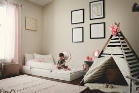 1001 Idees Pour Amenager Une Chambre Montessori Chambre Montessori Deco Chambre Enfant Chambre Bebe