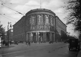 Berlin In Den 30ern Voelkerkundemuseum Rechts Die Koeniggraetzerstrasse Bzw Die Stresemannstrasse Mit Bildern Berlin Geschichte Berlin Spree Berlin