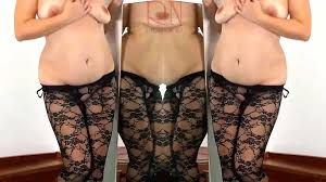 Çıplak ikizler – bir aynanın önünde poz veren ve soyunan iki genç kız 2