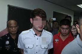 Sebaik sahaja lelaki bergelar datuk seri yang didakwa memukul 3 orang anggota rela tempoh hari menyerah diri di balai polis ampang jaya hari ini, identitinya mula terbongkar. Datuk Seri Pukul Anggota Rela Ditahan