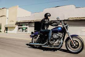 La selle culmine à 695 mm, soit 25 mm de plus que sur le 883 low. Harley Davidson Sportster Xl 883 Superlow Modelljahr 2017 Bike Bildergalerie