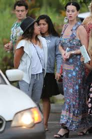 In fact, on tuesday night, the couple was photographed leaving a romantic dinner date at perry literally dazzled in an sparkly black dress with drop earrings and bright red lipstick, while bloom opted for a more casual style in gray pants and. Katy Perry And Orlando Bloom Hiking In Hawaii 11 Gotceleb