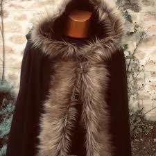 Doudoune cuir et fourrure, coupe cintrée près du corps, avec capuche démontable et fourrure démontable. Cape Viking En Laine Grise Et Fausse Fourrure Pour Homme Ou Femme Un Grand Marche