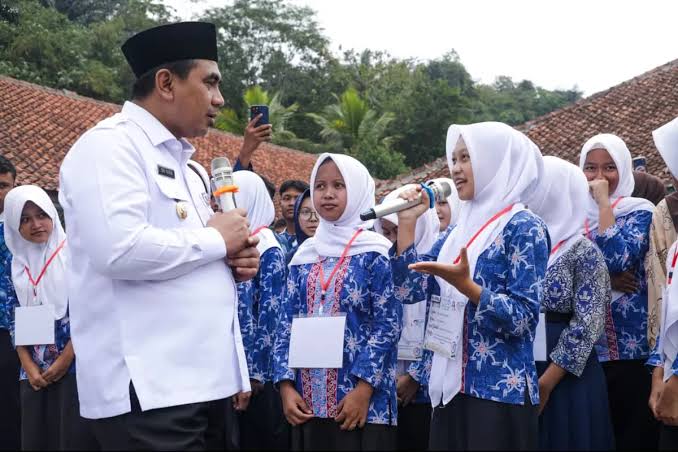 Wagub Taj Yasin Bikin Kejutan di SMAN 1 Dayeuhluhur, Empat Siswa Diganjar Sepeda - Pojok Semarang