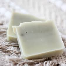C Est Le Timing Parfait Pour Preparer Des Savons Pour Vos Cadeaux De Noel Vous Pouvez Recette Shampoing Solide Recettes De Savon Cosmetiques Faits Maison