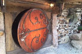 Hebergement Hobbit En 2020 Maison De Hobbit Maison A Louer Voyage Insolite