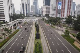 Masyarakat yang tinggal di zona merah dan oranye tidak boleh keluar rumah di akhir pekan, kata. Htk0ppfx2aea8m