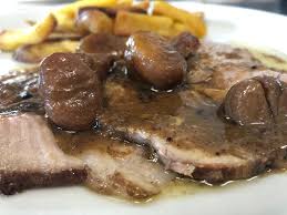 Un arrosto di tenera e gustosa lonza di maiale, già cotto e già tagliato in comode fette, arricchite da un delizioso sughetto che le rende ancora più morbide e gustose. Arrosto Di Lonza Di Maiale Con Salsa Alle Castagne Foto Di Il Casale Delle Streghe Monte Compatri Tripadvisor