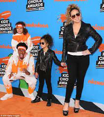 Mariah Carey And Nick Cannon Match Kids Outfits At Kids Choice Awards Mariah Carey Pictures Mariah Carey Mariah Carey Nick Cannon