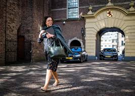 Minister tamara van ark op het binnenhof in den haag voorafgaand aan de ministerraad. Ofkyfkbq2mpezm