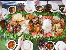 Nasi ini dimasak seperti halnya memasak nasi putih pada umumnya yaitu dengan dimasak bersama air yang. Mengulik Fakta Di Balik Tren Ngeliwet Yang Merambah Ibu Kota Pergikuliner Com