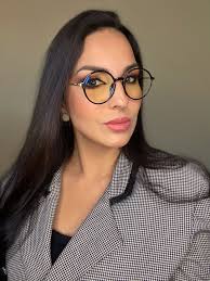 Are black glasses in style in 2025?