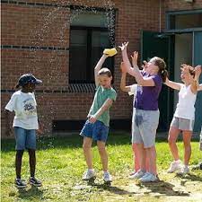 Juegos Con Agua Y Esponja Juegos De Agua Para Ninos Juegos De Agua Juegos Para Ninos Al Aire Libre