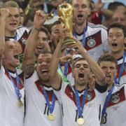 Seit der ära maradonas mit seiner hand gottes muss sich jede argentinische fußballgeneration an seinen erfolgen messen lassen. Fussball Wm 2014 Deutschland Argentinien Weltmeister Gotze Schiesst Deutschland In Den Fussball Himmel News De