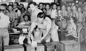 Masa demokrasi terpimpin adalah masa ketika indonesia menerapkan suatu sistem pemerintahan dengan seluruh keputusan pemerintah berpusat pada kepala negara (tim kemdikbud, 2017, hlm. Pemilihan Umum 1955 Dan Masa Demokrasi Terpimpin Sejarah Indonesia Web Sejarah Sejarah Dunia