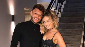 Perrie edwards is the latest member of to announce an impending baby with a bare belly pic on instagram posted on monday (may 10). Megaverknallt Das Liebt Perrie Edwards An Ihrem Freund Alex Promiflash De