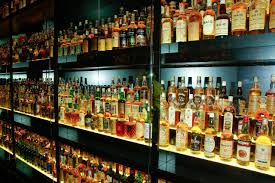 A magnum liquor bottle is in between the liter of liquor (1 l) and the handle of liquor (1.75 l). Different Whiskey Bottle Sizes Explained Whiskeybon