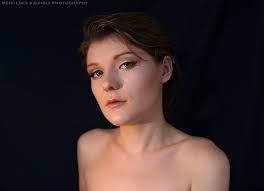 Lauri Barnes's Instagram, Twitter & Facebook