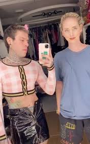 Gli esterni 1.037 20.243 i ragazzi delle … Il Cardigan Di Harry Styles E Le Altre 9 Challenge Piu Fashion Di Tiktok