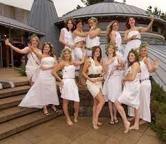 10 Easy But Impressive Diy Halloween Costumes Photos Toga Party Costume Toga Costume Diy Diy Toga