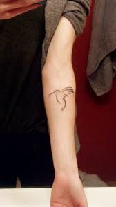 It looks more beautiful with the watercolour splash in background. Hummingbird Outline Tattoo Kleine Tattoos Vogel Tattoo Tattoo Mutter