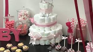 Le gâteau de couches (diaper cake en anglais) est une tradition que l'on retrouve dans les baby shower américaines. Diy Gateau De Couches Pour Une Baby Shower Minutefacile Com